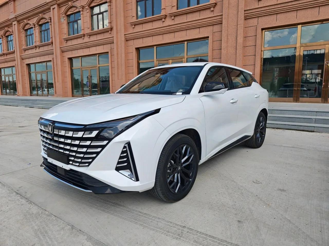 Белый кроссовер Toyota