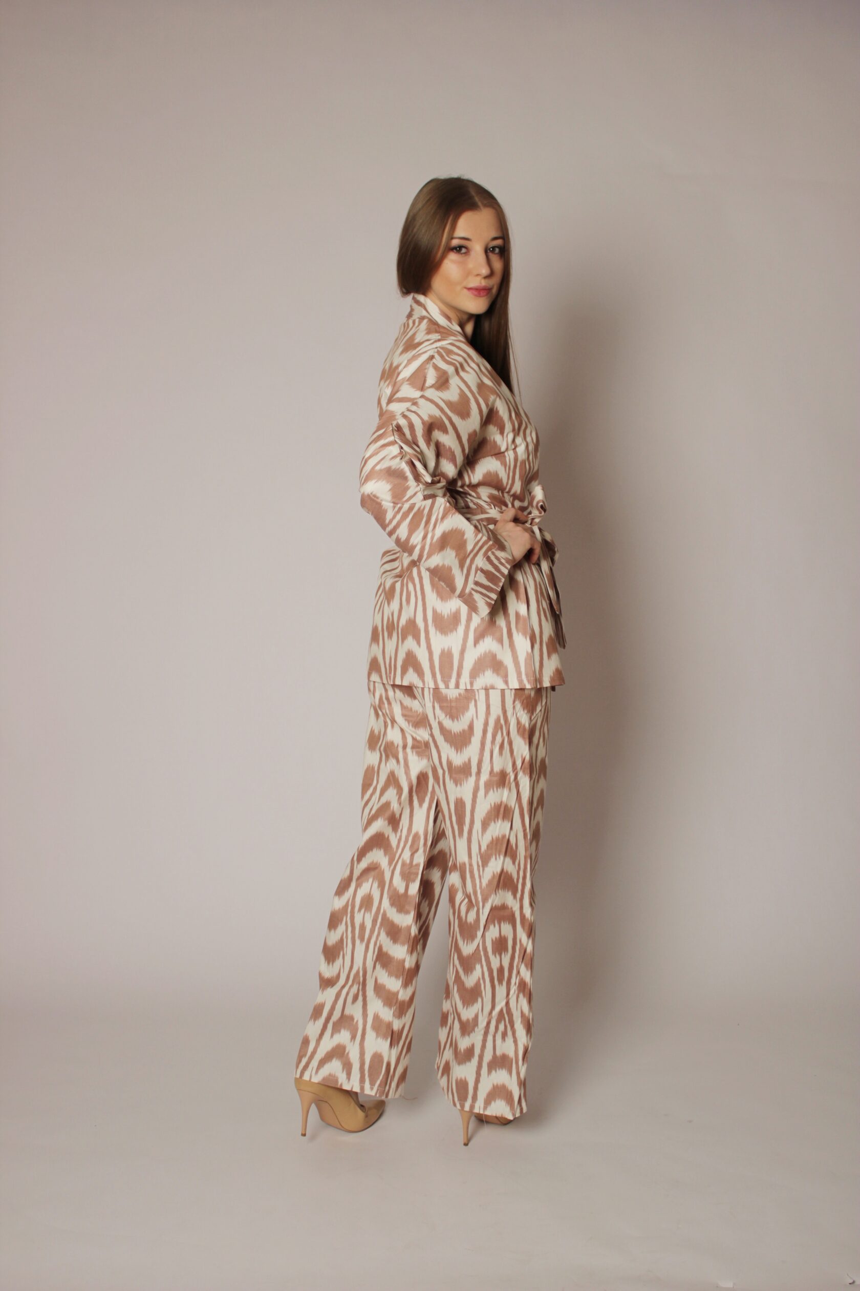 Халат, кимоно, костюм женский. Купить в магазине navigatore. На сайте, озон (ozon), маркете. В москве, спб, по всей россии. Красивый, модный, пляжный, удобный, домашний (home), турецкий, узбесккий, премиум, натуральный, восточный, бежевый.