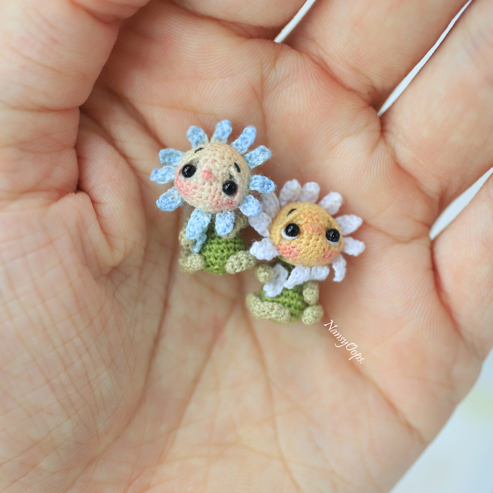 Micro crochet pattern Tiny Daisy - flower amigurumi pattern by NansyOops