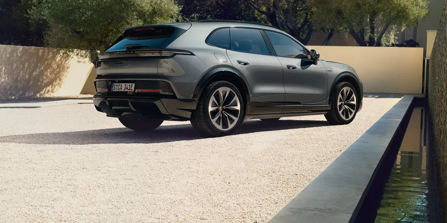 Вид сзади и сбоку на Porsche Cayenne Electric