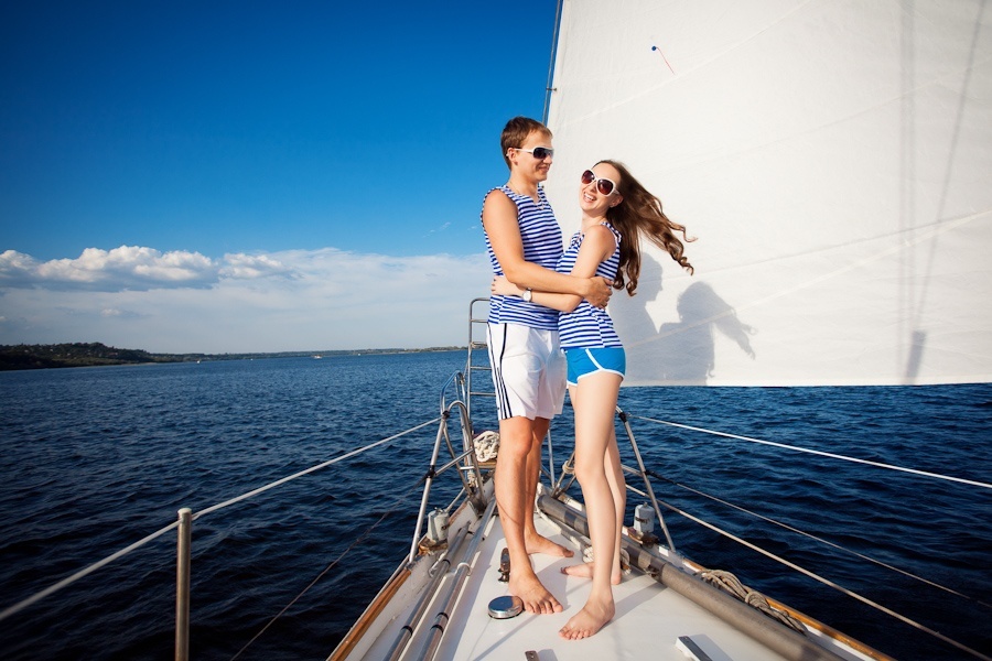 smotret-molodie-na-yahte-kormyat-spermoy-lozhechki