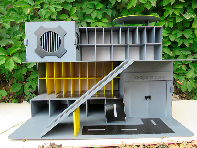Парковка VIP с пожарным ДЭПО из фанеры