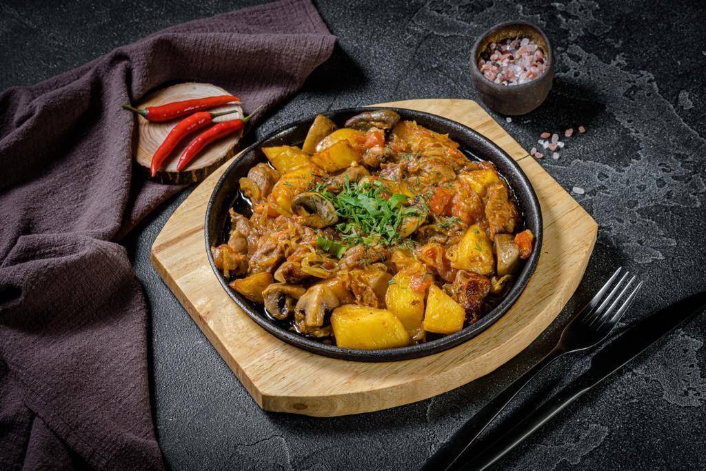 жаркое из свинины. жаркое по-домашнему. жаркое из свинины с картошкой в горшочках. жаркое по-домашнему. жаркоовье по до ашнему.