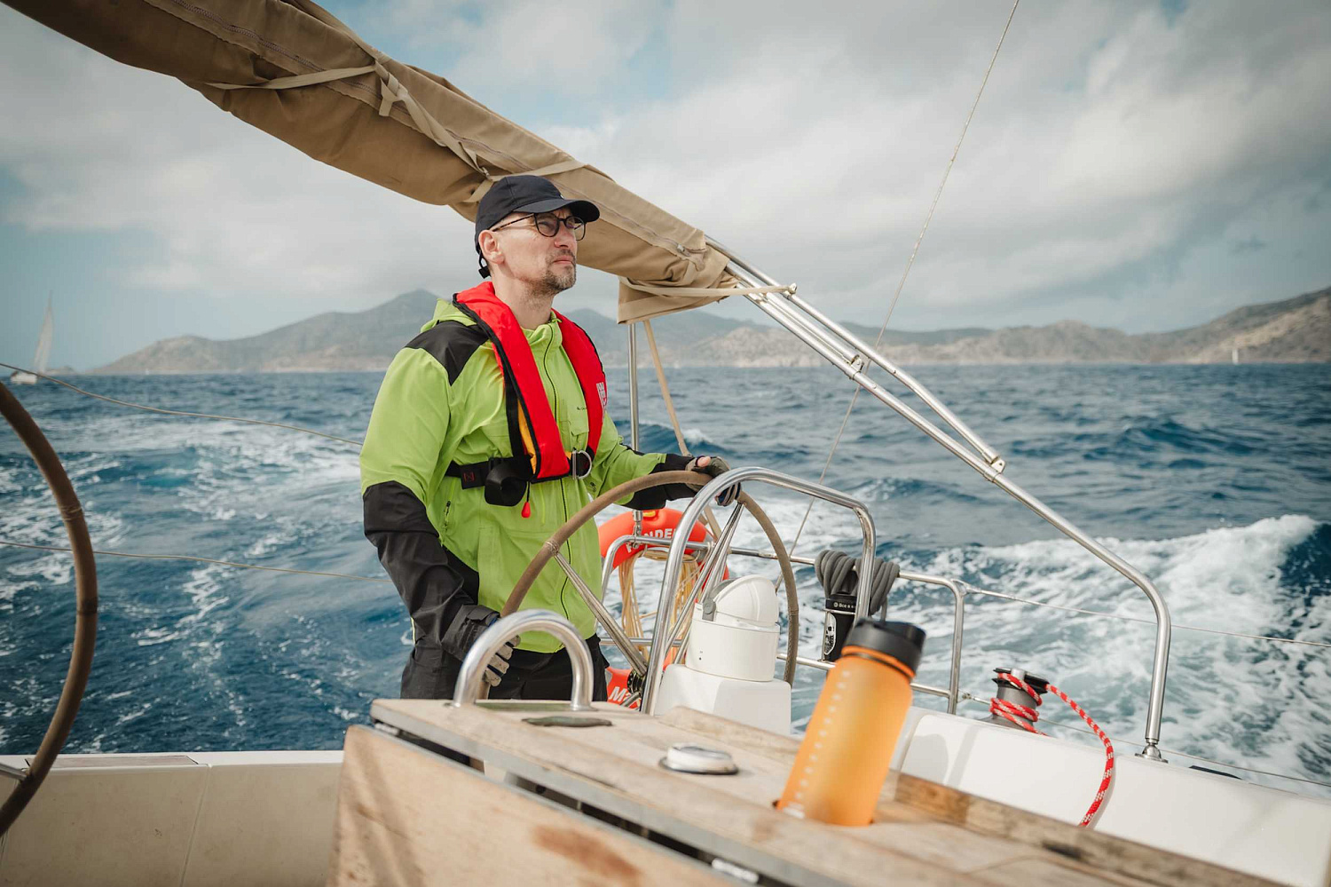 Шкипер у штурвала яхты — обучение Bareboat Skipper