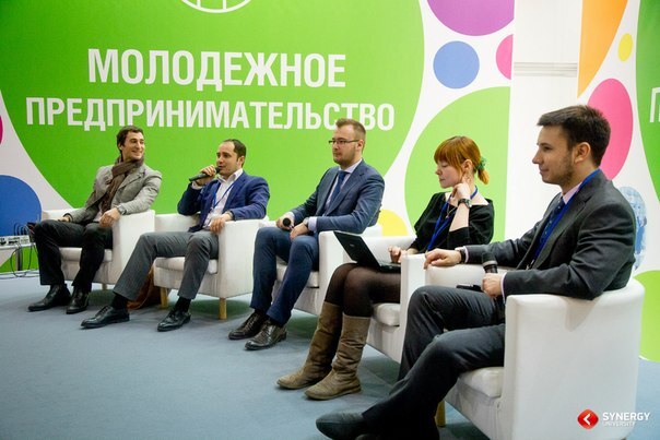 Молодые предприниматели и студенты на деловом форуме обсуждают участие в Дне будущего ПМЭФ.