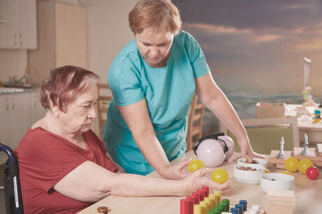 Сиделка с пожилой женщиной