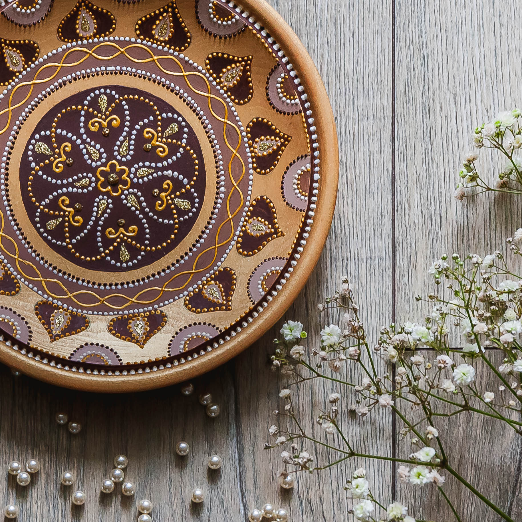 декоративная тарелка коричневая точечная роспись