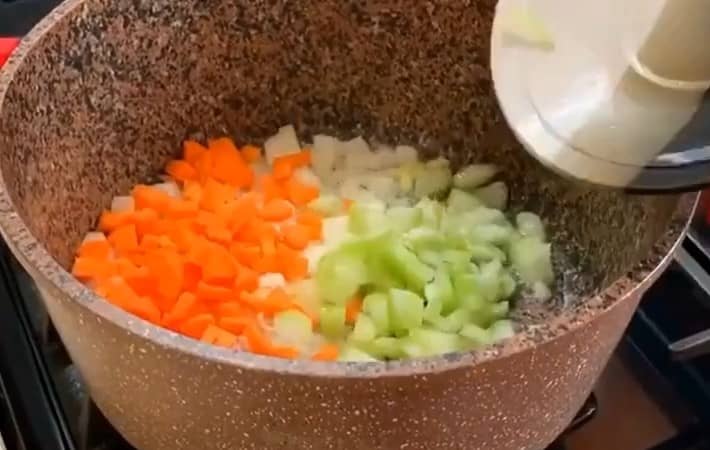Приготовление постного горохового супа-пюре из консервированного горошка: шаг 2