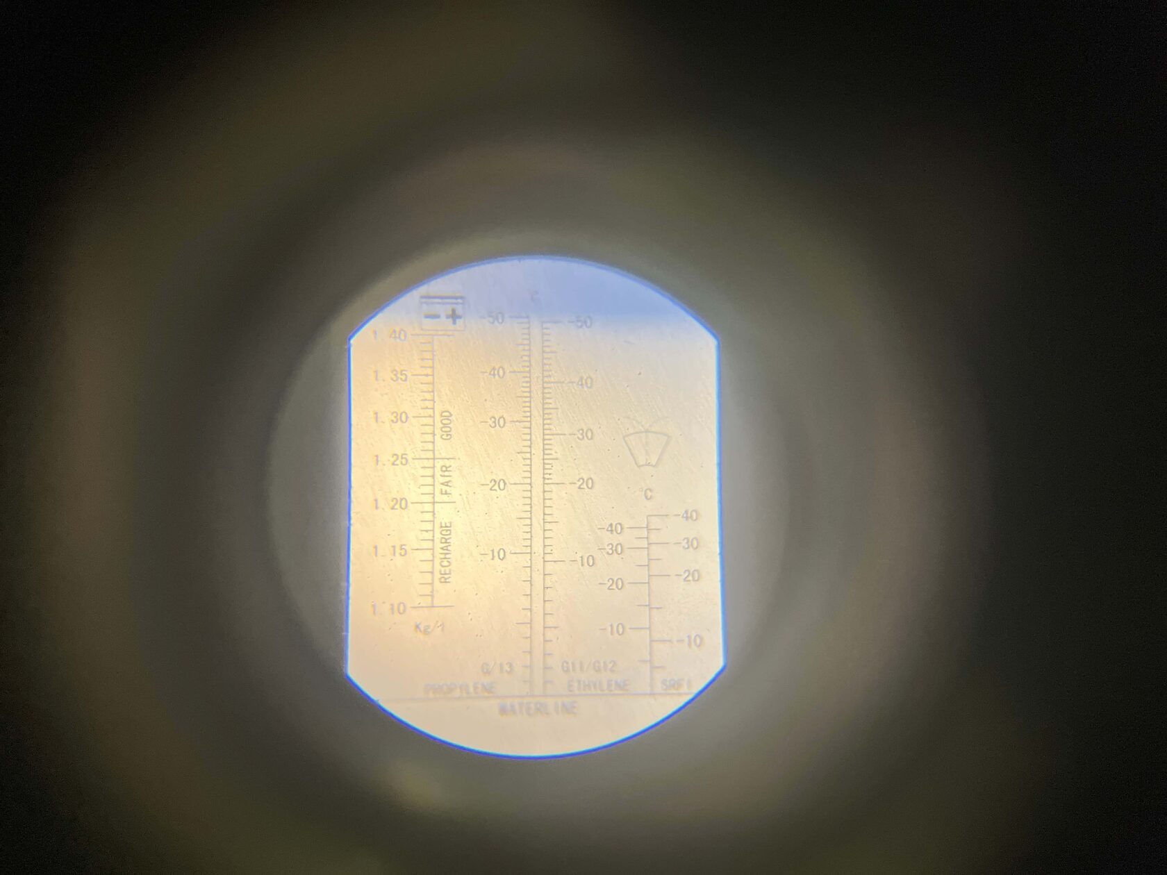 Перед началом работ проверяем рефрактометром состояние антифриза на Volvo XC70