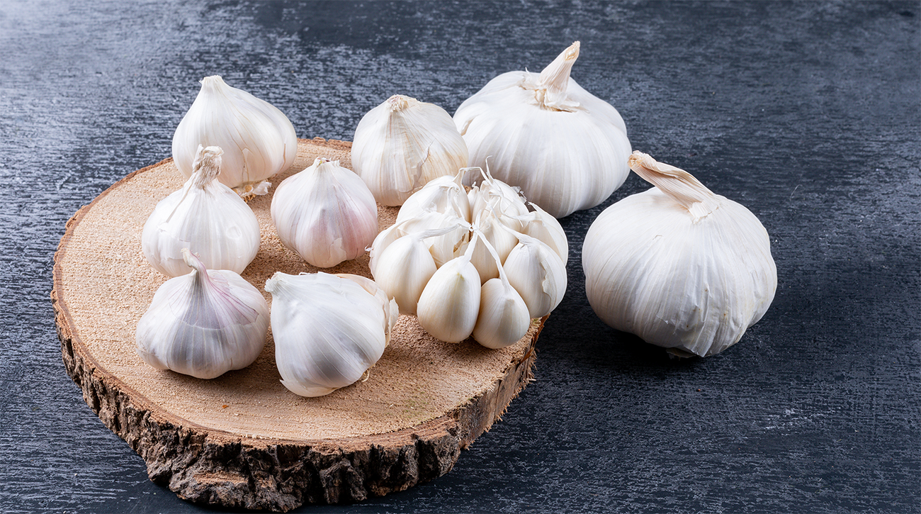 Сухой чеснок фото. Пучок чеснока. Head of garlic. Garlic Bulb. Cloves of garlic on a Wooden Board.