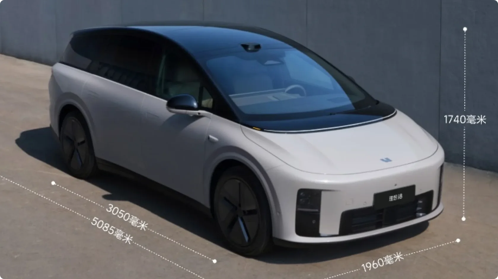 Инфографика с габаритами Li Auto i8: длина 5085 мм, колесная база 3050 мм, ширина 1960 мм и высота 1740 мм на виде спереди сбоку в белом цвете с черной крышей.