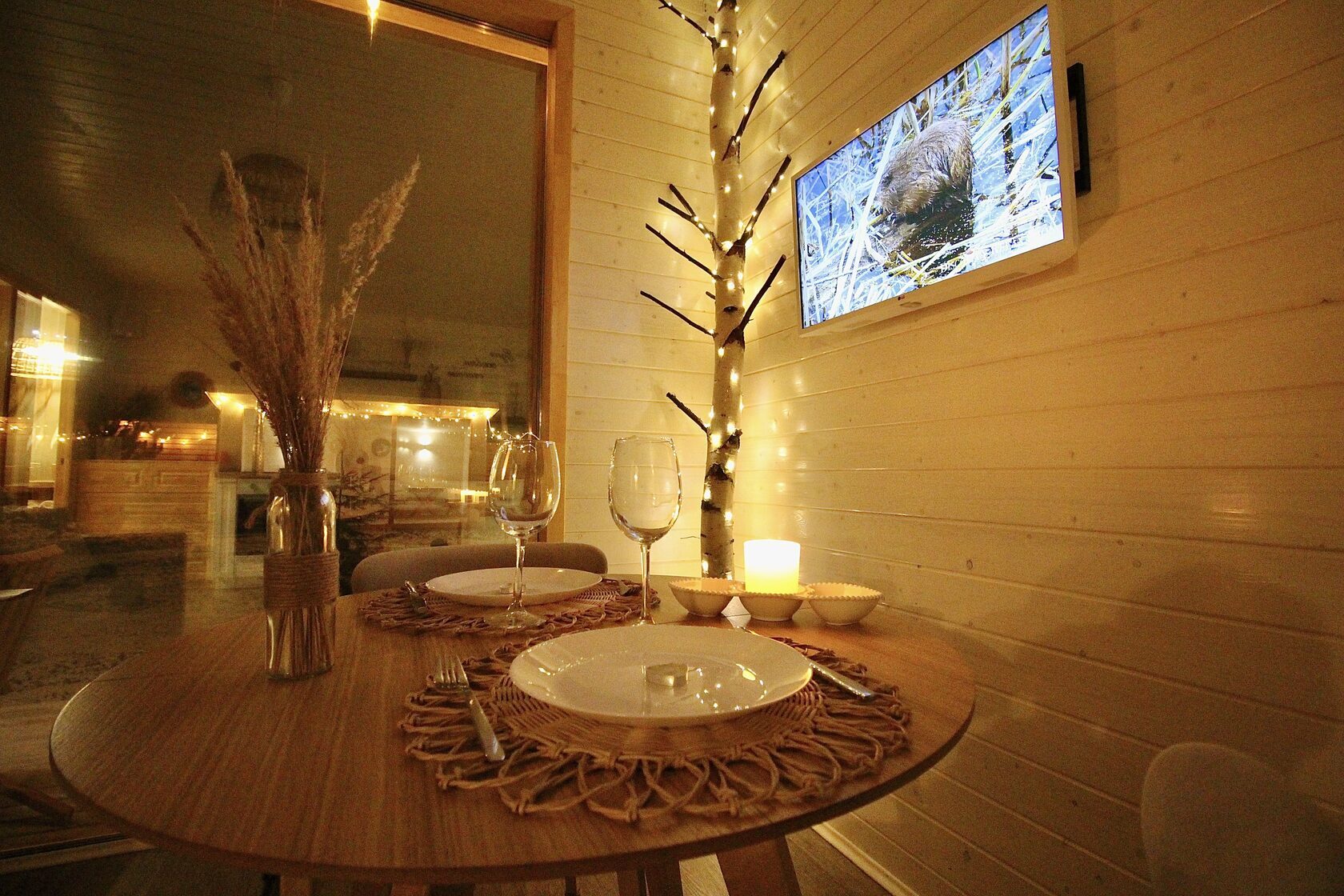 Уютная атмосфера в теплом панорамном домике зимой в подмосковье