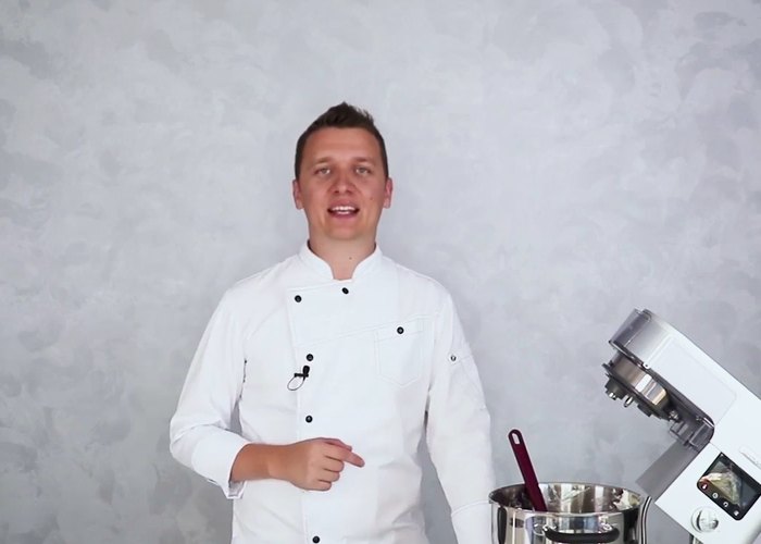 Егор Козловский у планетарного миксера