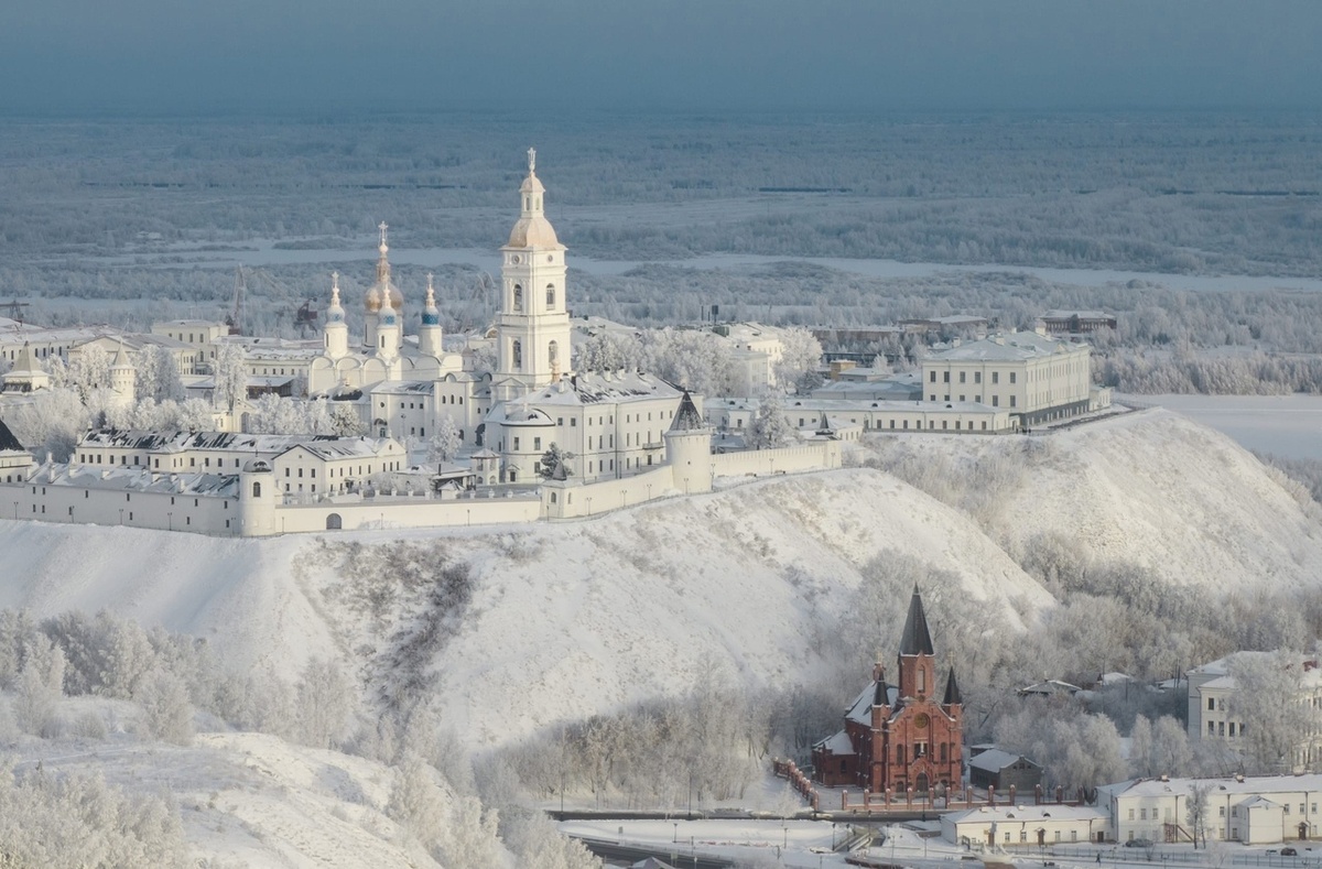 Белокаменный кремль в Тобольске, исторической столице Сибири, стоит на высоком берегу Иртыша как символ многовековой истории освоения края.