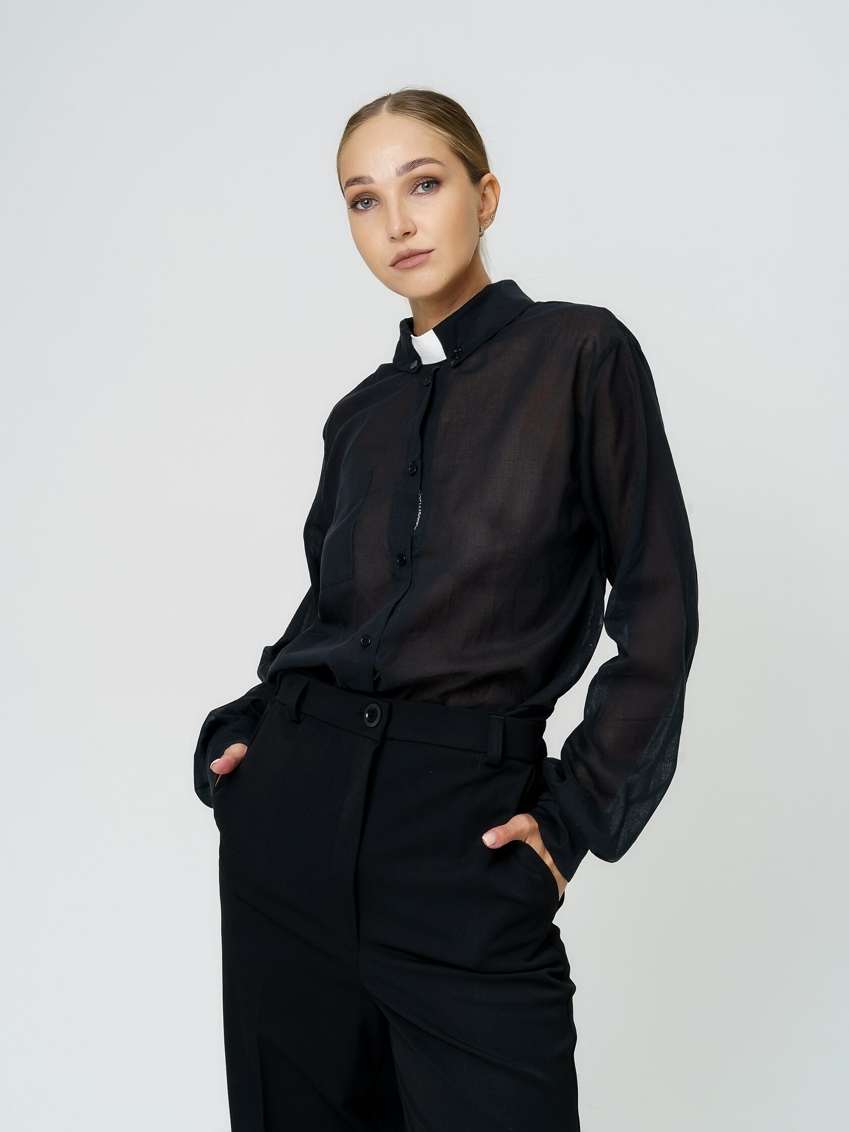 рубашка дизайнерская классическая базовая полупрозрачная черная хлопковая свободного силуэта с длинным рукавом и карманом с отстегивающимся белым воротничком