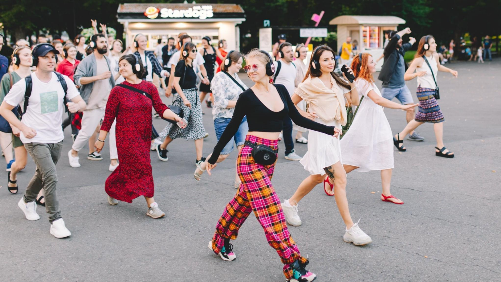 Клипы группы танцы. Пой танцуй парк Горького. Импресарио пой танцуй. Люди танцуют. Танцы группа.