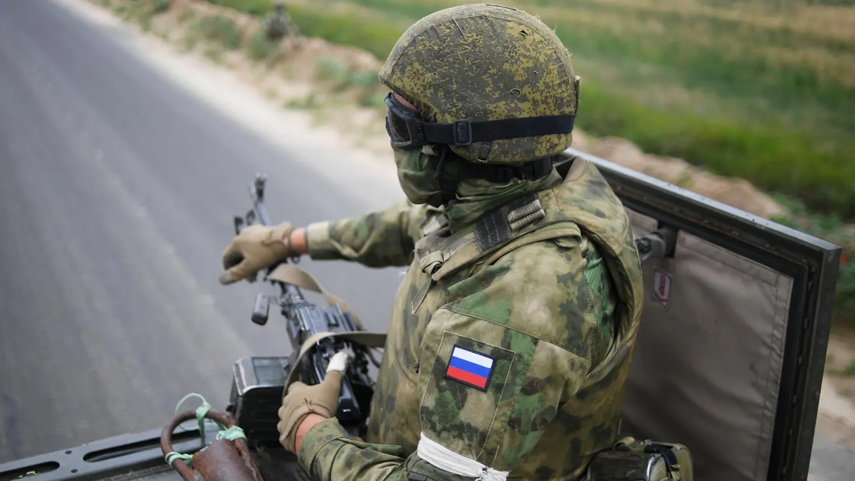 Солдат в военной форме на технике
