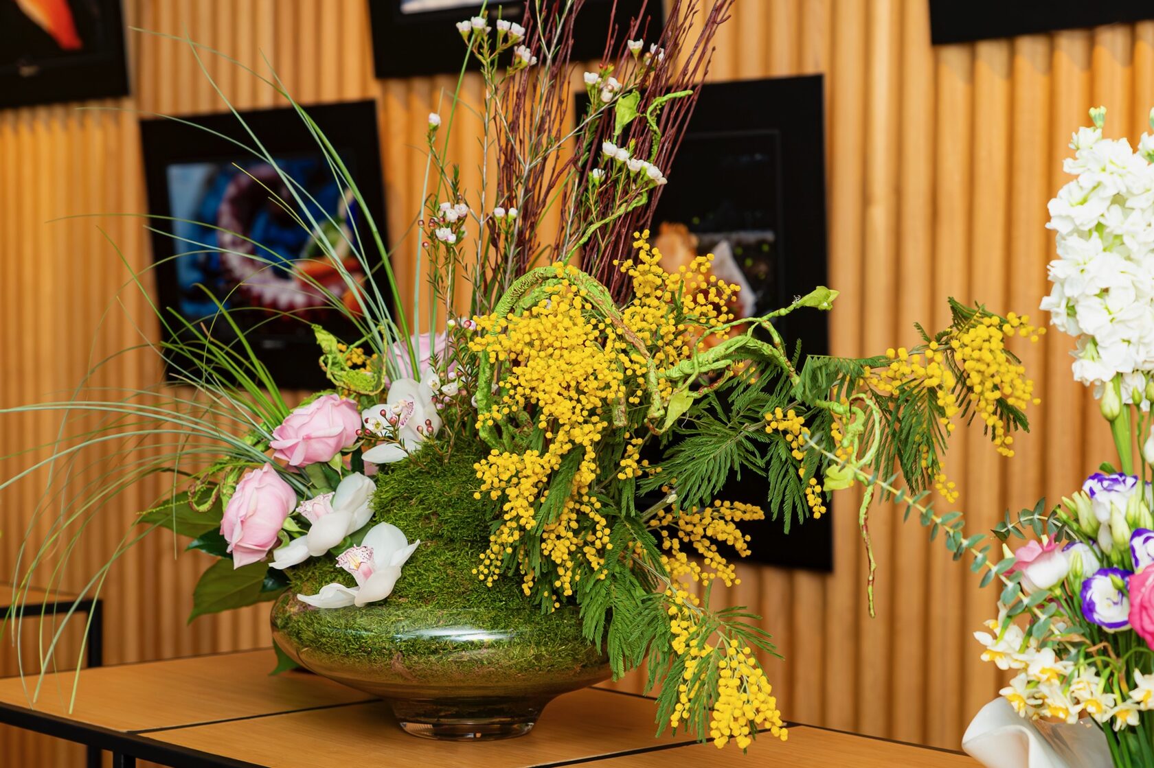 Ikebana композиция с цветя и зеленина от 