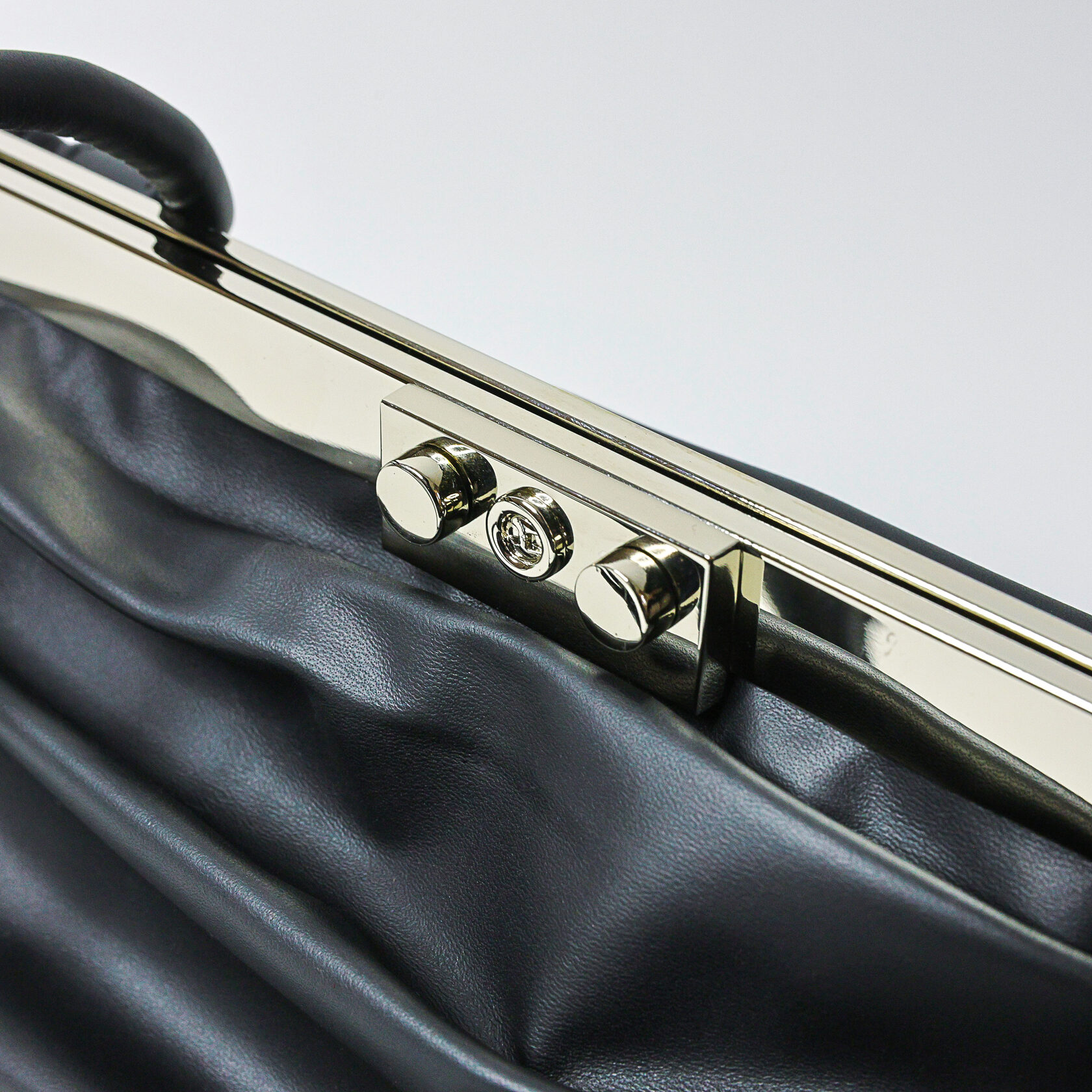 дизайнерская сумка вытянутой формы из мягкой овечьей кожи на фермуаре черного цвета ручной работы