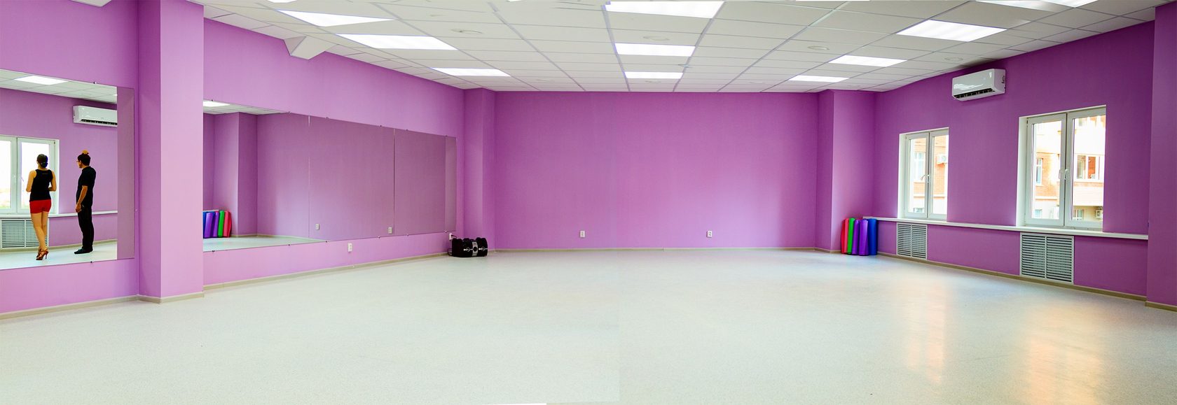 В квадратном зале для танцев. Розовый танцевальный зал. Хореографический зал цвет стен. Интерьер танцевального зала в розовом цвете. Оформление танцевальной студии.