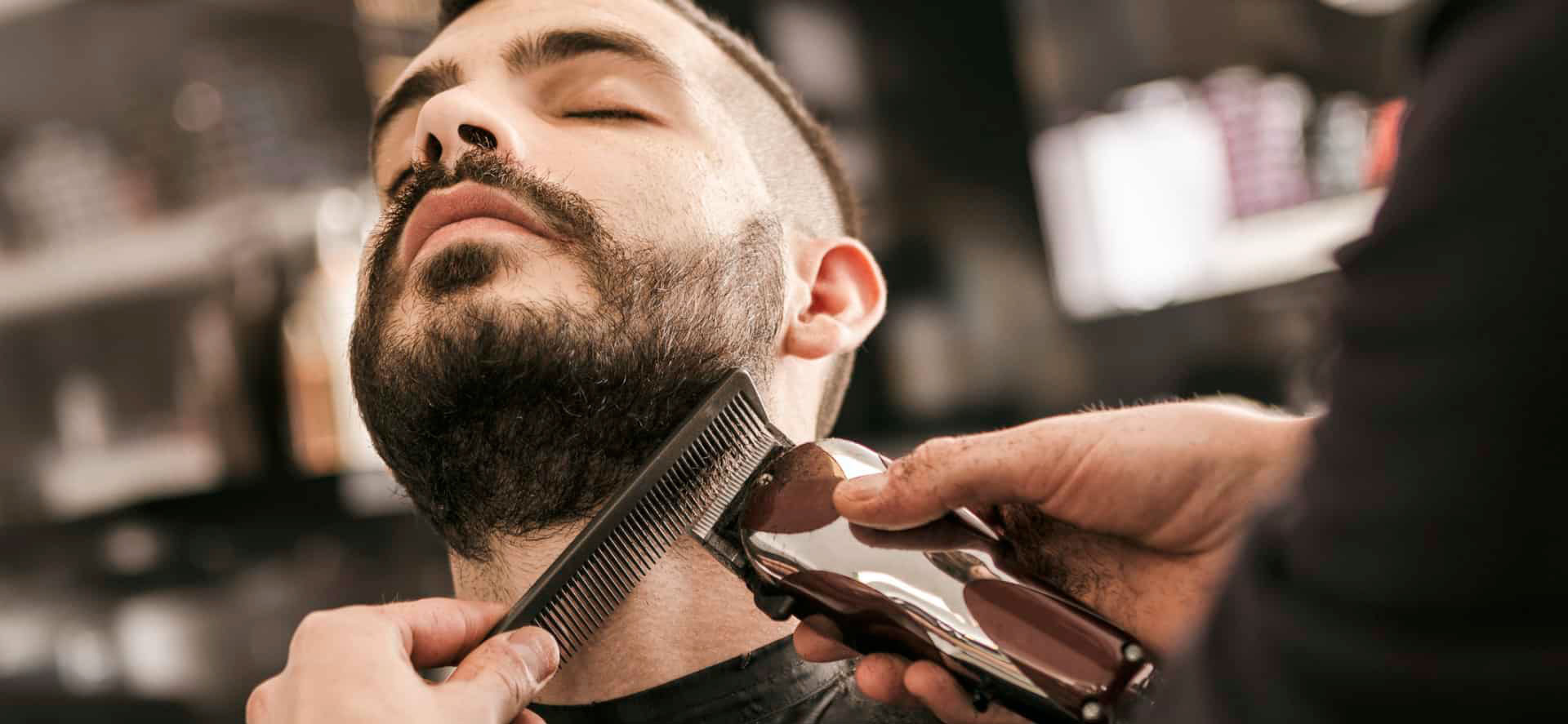 Бритье бороды и усов в парикмахерской