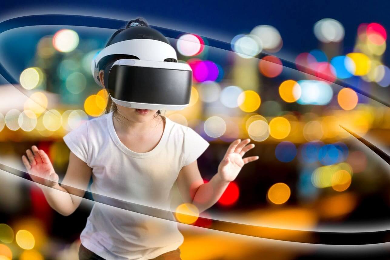 Виртуальные очки для детей. Виртуальная реальность дети. Ребенок в шлеме виртуальной реальности. Ребенок в очках виртуальной реальности. Виртуальный мир и шлем.