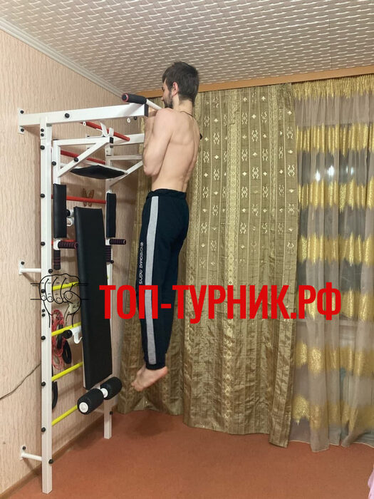 Топ турник интернет. Стойка в физкультурном зале с перекладинами. Спорт турники музыка.