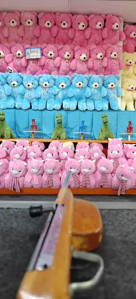 Тир с плюшевыми мишками и призами, аттракцион парка Dream World под Бангкоком