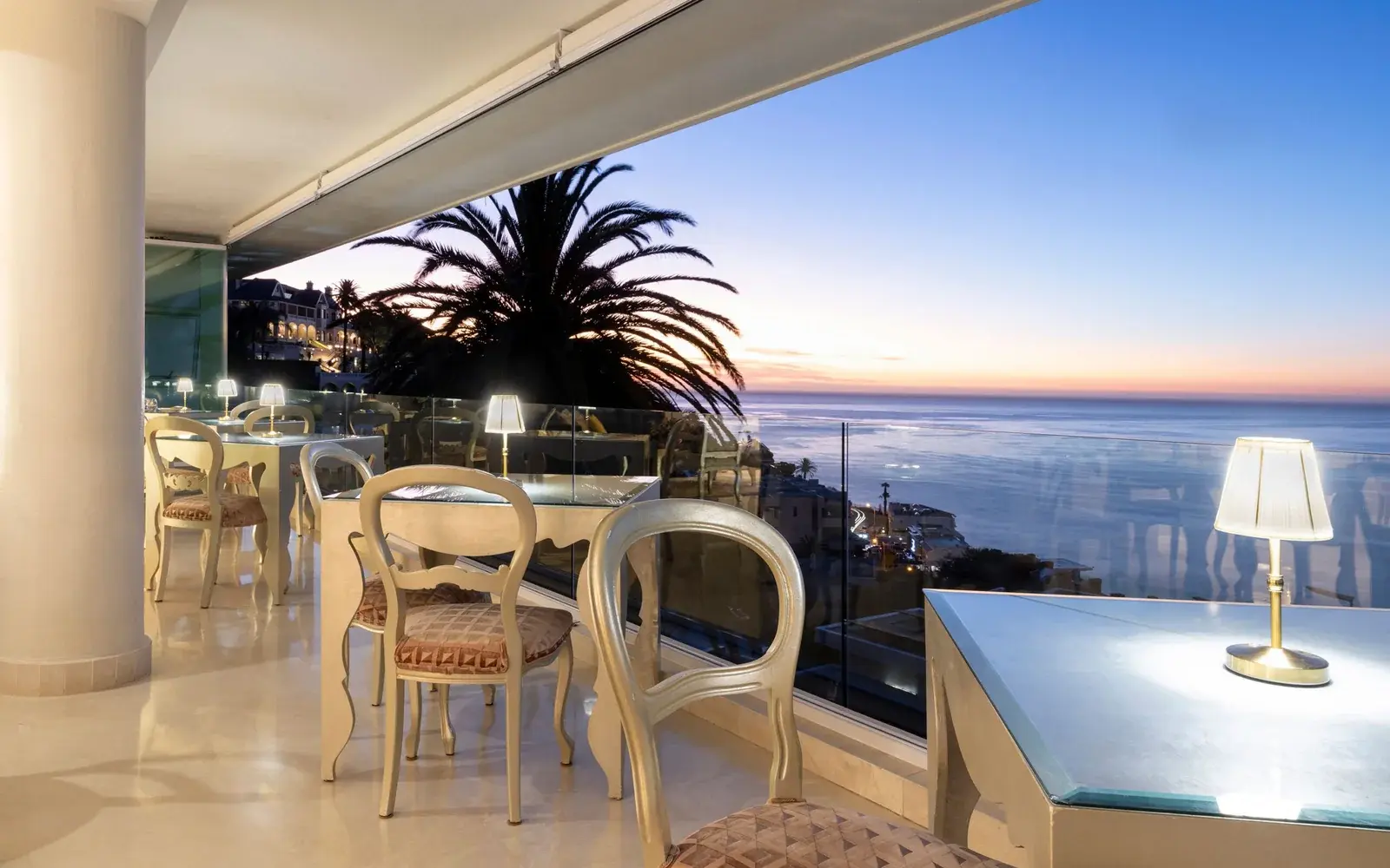 Терраса с накрытыми столами и океаном на закате, The Clarendon Bantry Bay