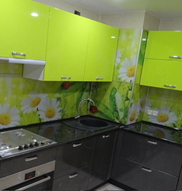 салатовая пластиковая угловая кухня