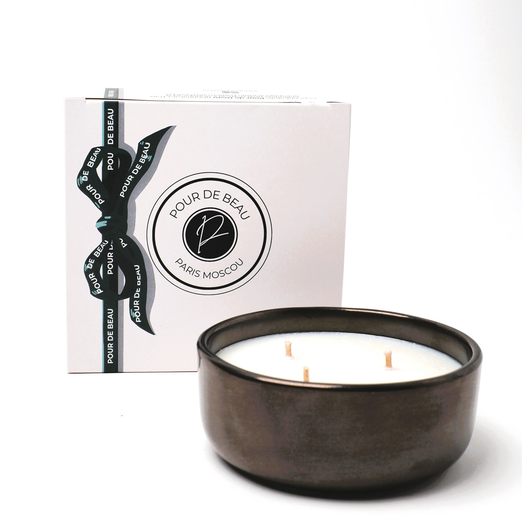 праздничная коробка с большой черной свечей из фарфора