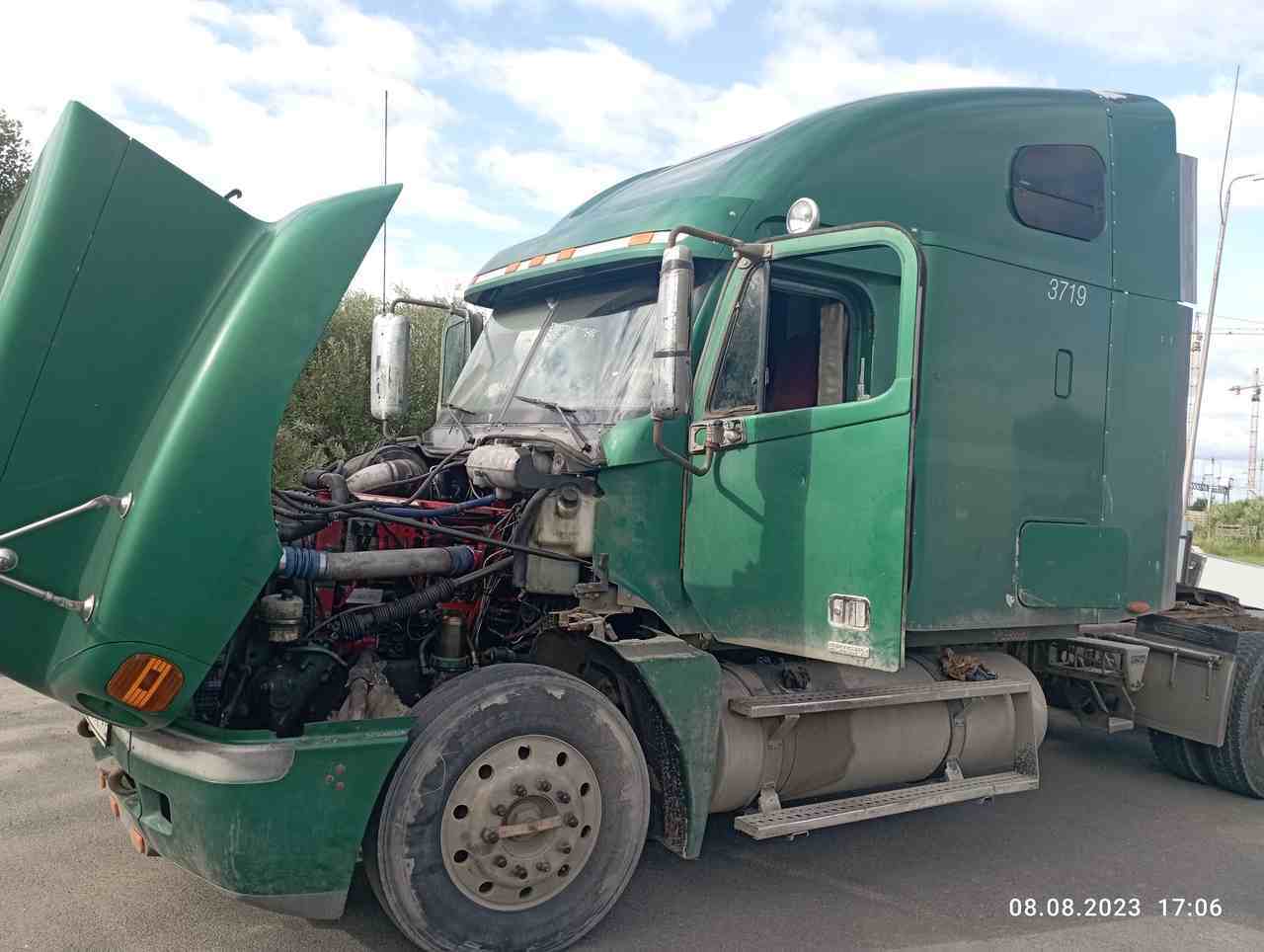 Прикурили аккумуляторы бустером на тягаче Freightliner на Московском шоссе в Санкт-Петербурге