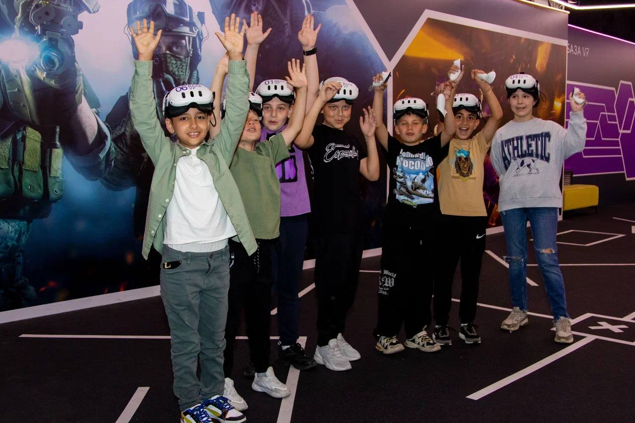 Детский день рождения Москва в Baza VR: команда детей 10 лет в VR-шлемах готовится к игре на арене.