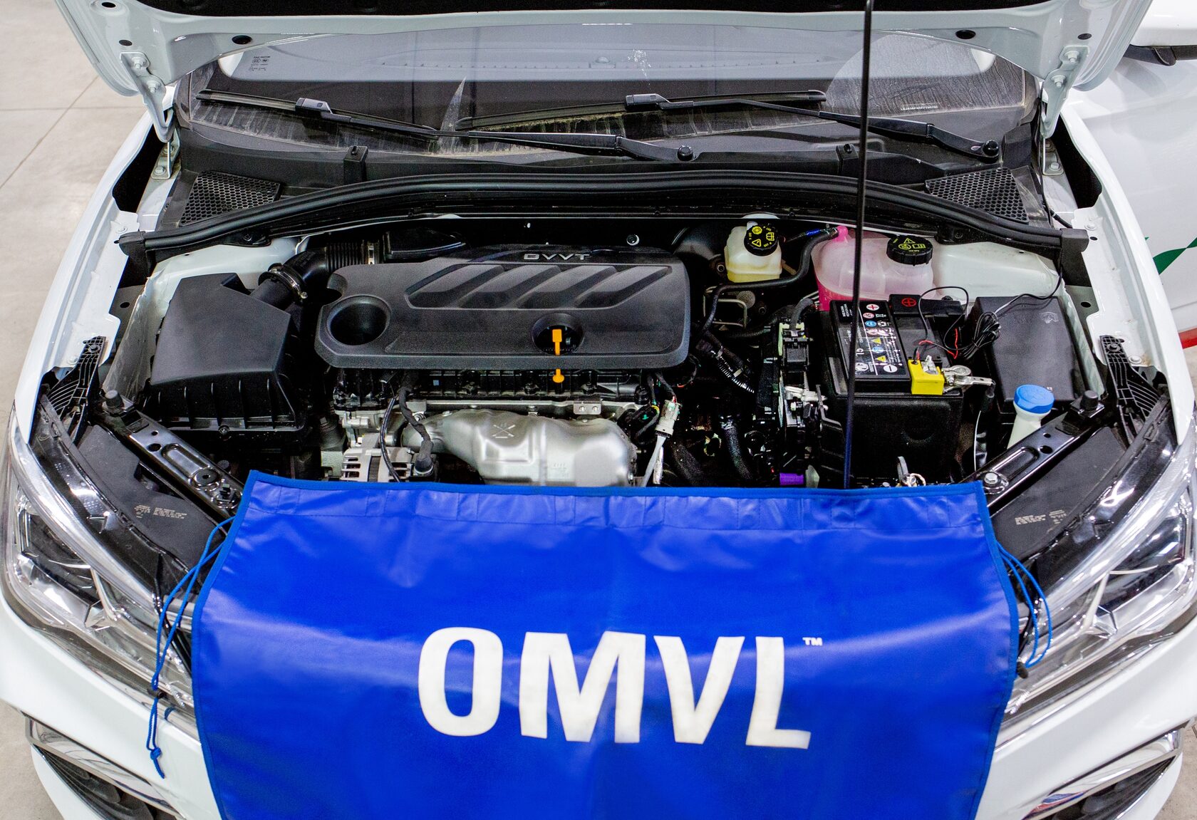 Подкапотное пространство MG5 с установленным метановым газобаллонным оборудованием OMVL DREAM-4.
