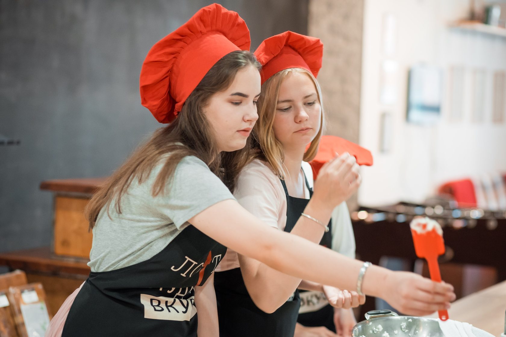 Десерты как в ресторане весело детский кулинарный мастер-класс для детей Томск праздник день рождения выпускной школьники малыши подростки готовят Студия вкуса &quot;Лофт&quot;