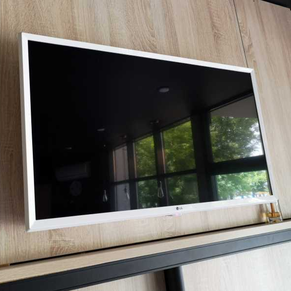 Телевизоры во всех номерах мини отеля Блэк | Мини гостиница Black