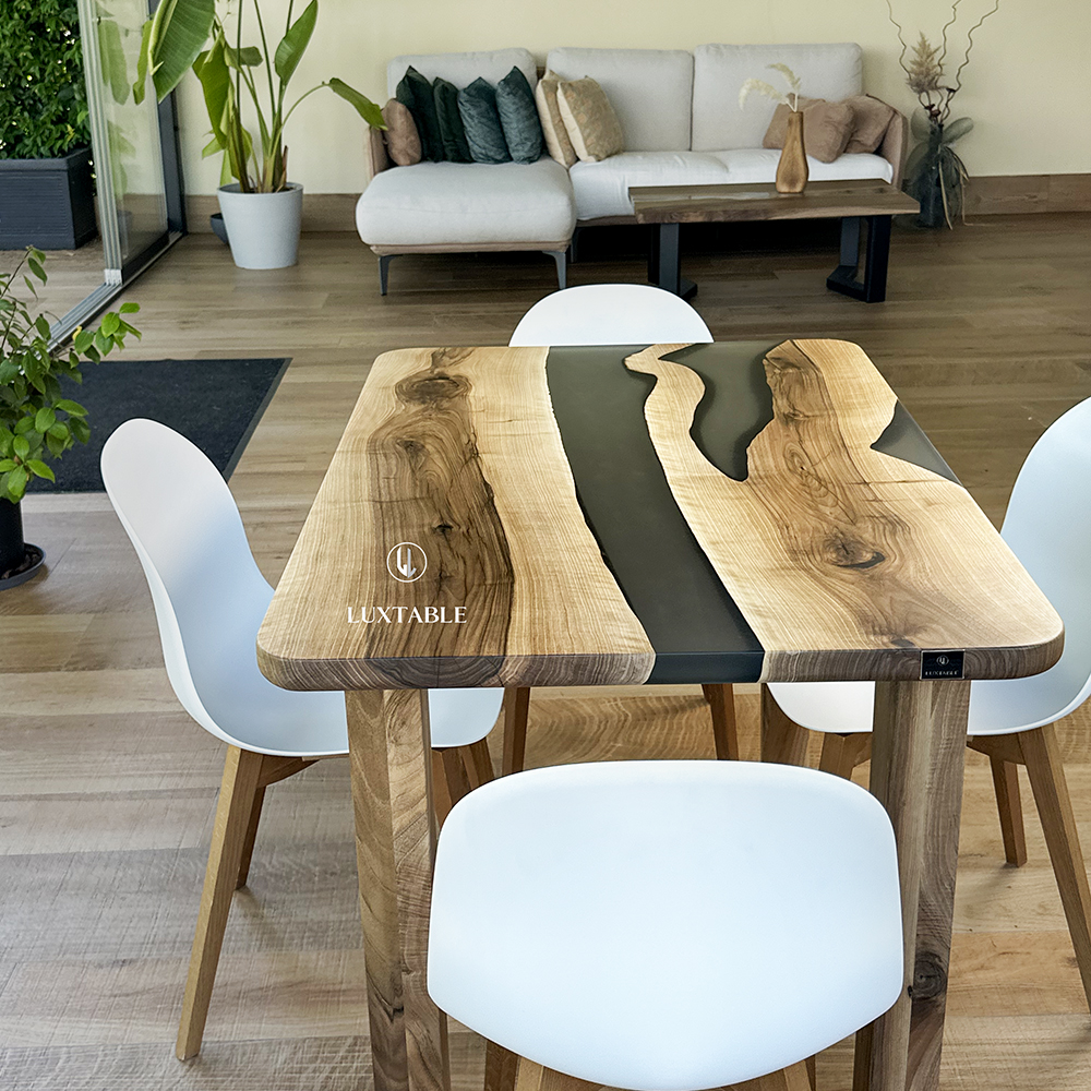 Epoxidharz Tische Alagoas aus europäischem Nussbaum und hellblauem Epoxidharz mit Metallic Effekt