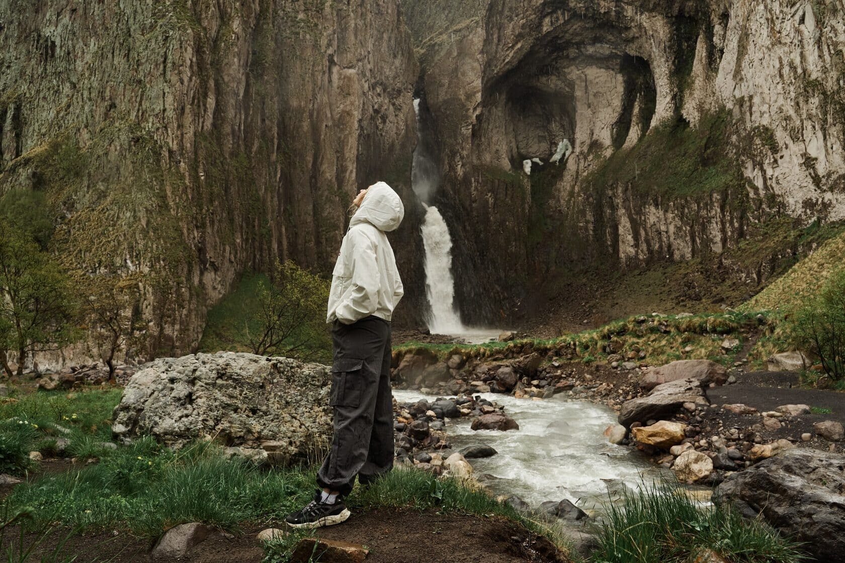 Как женщине одеться для тура в горы подскажет Starostin.travel