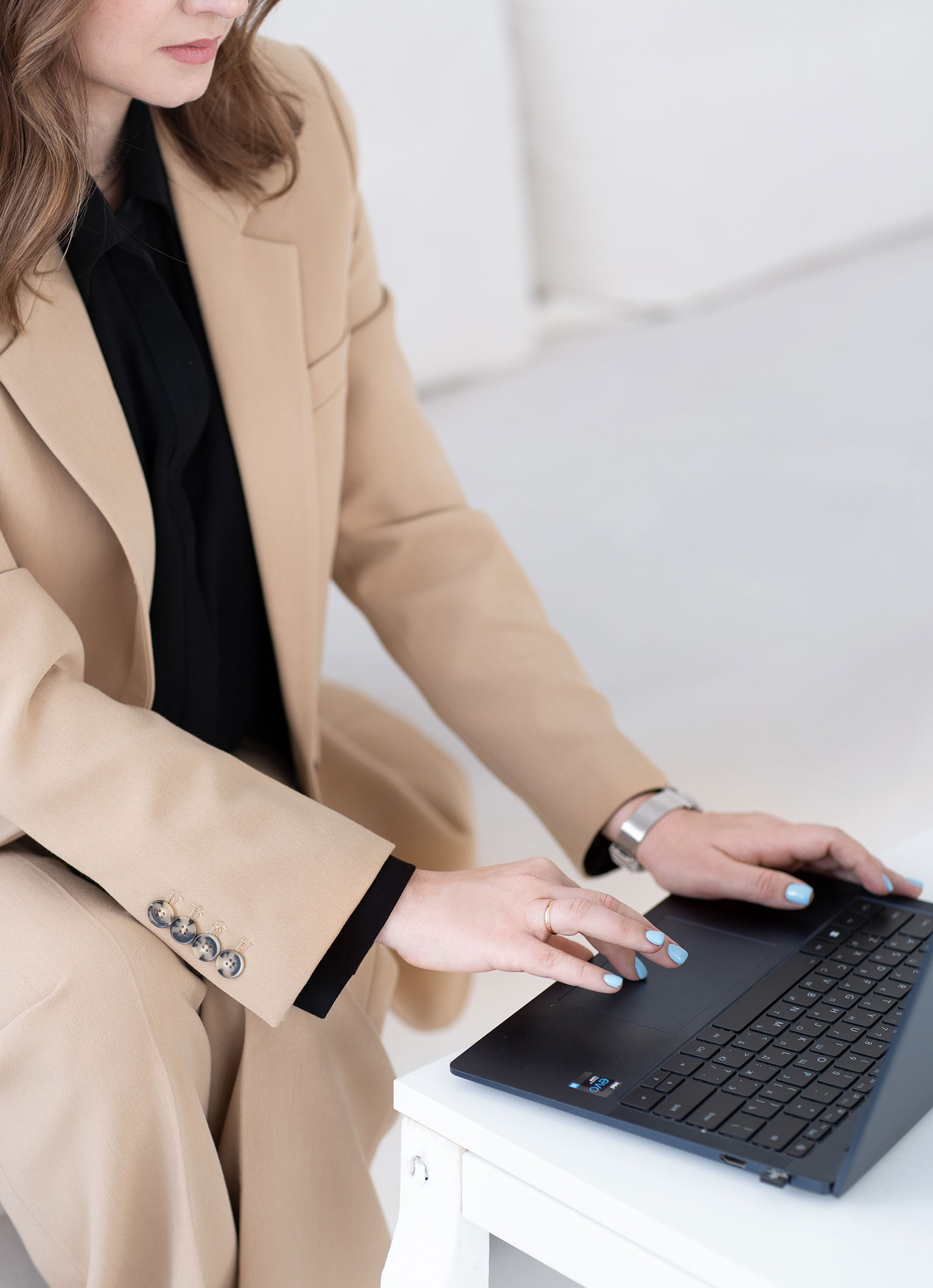 Специалист в продвижении брендов работает с ноутбуком