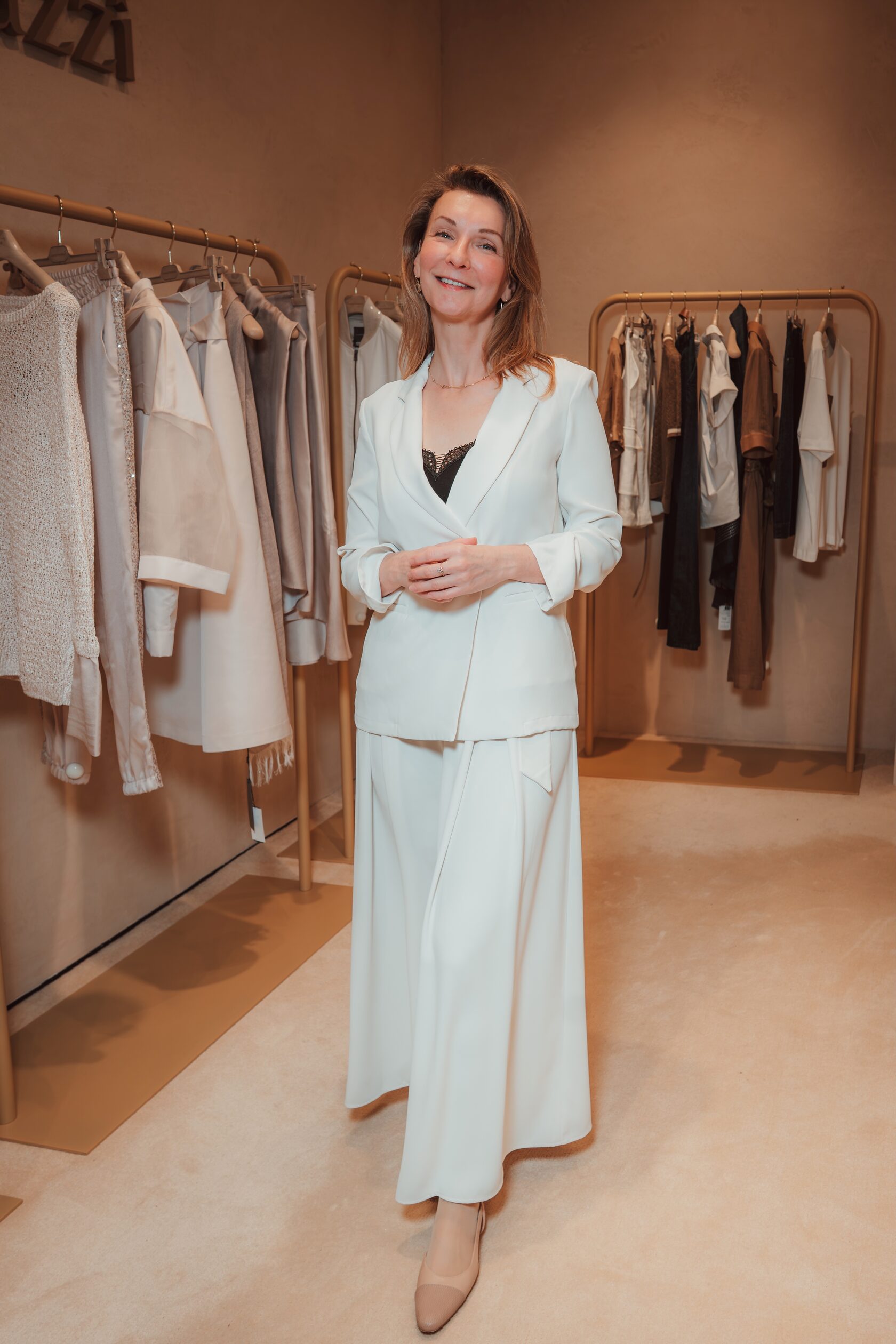 Диана Новкова позира за снимка облечена в елегантни дрехи от MDL Shop на Fashion Soirée за дамите от Великолепната Жена