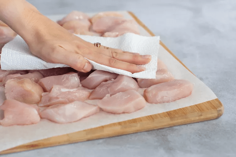 Простой и быстрый рецепт куриных наггетсов, запечённых с пармезаном