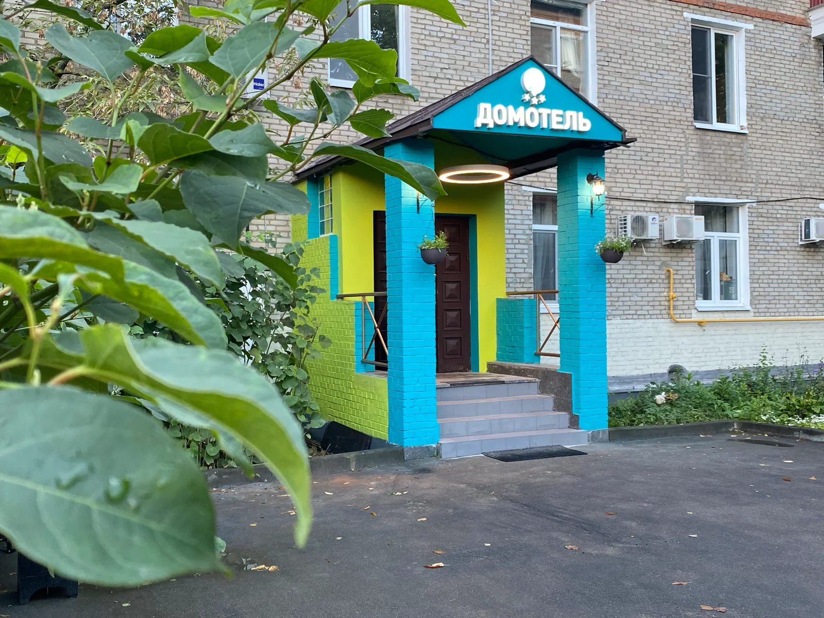 Фасад и вход в гостиницу ДомОтель Стрешнево на Светлом проезде, Москва