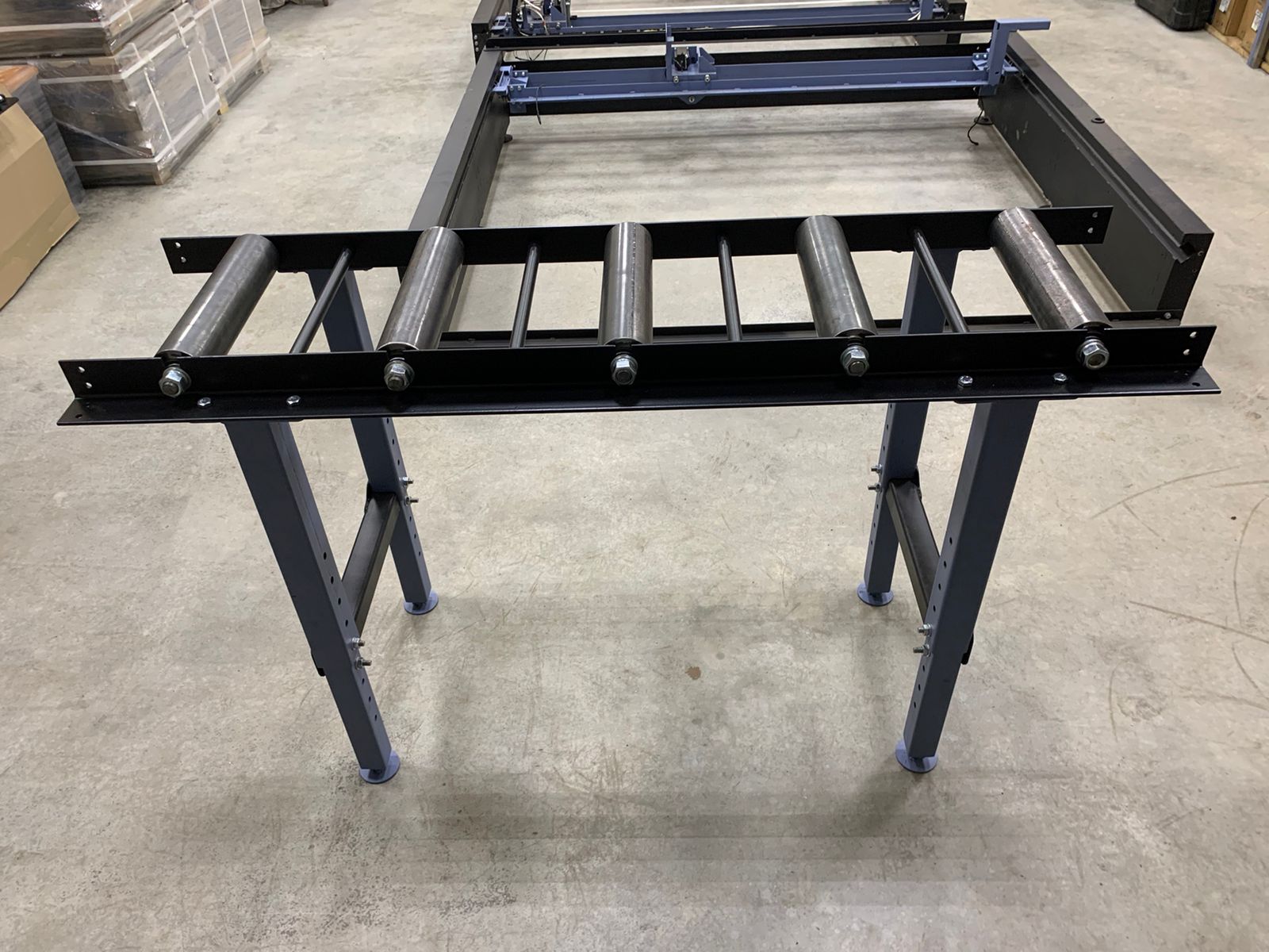 Рольганг-транспортировочное конвейерное оборудование играет важную роль в современной промышленности, особенно в области логистики и складского хозяйства. Оно позволяет автоматизировать процессы перемещения и сортировки товаров, упрощает работу персонала 