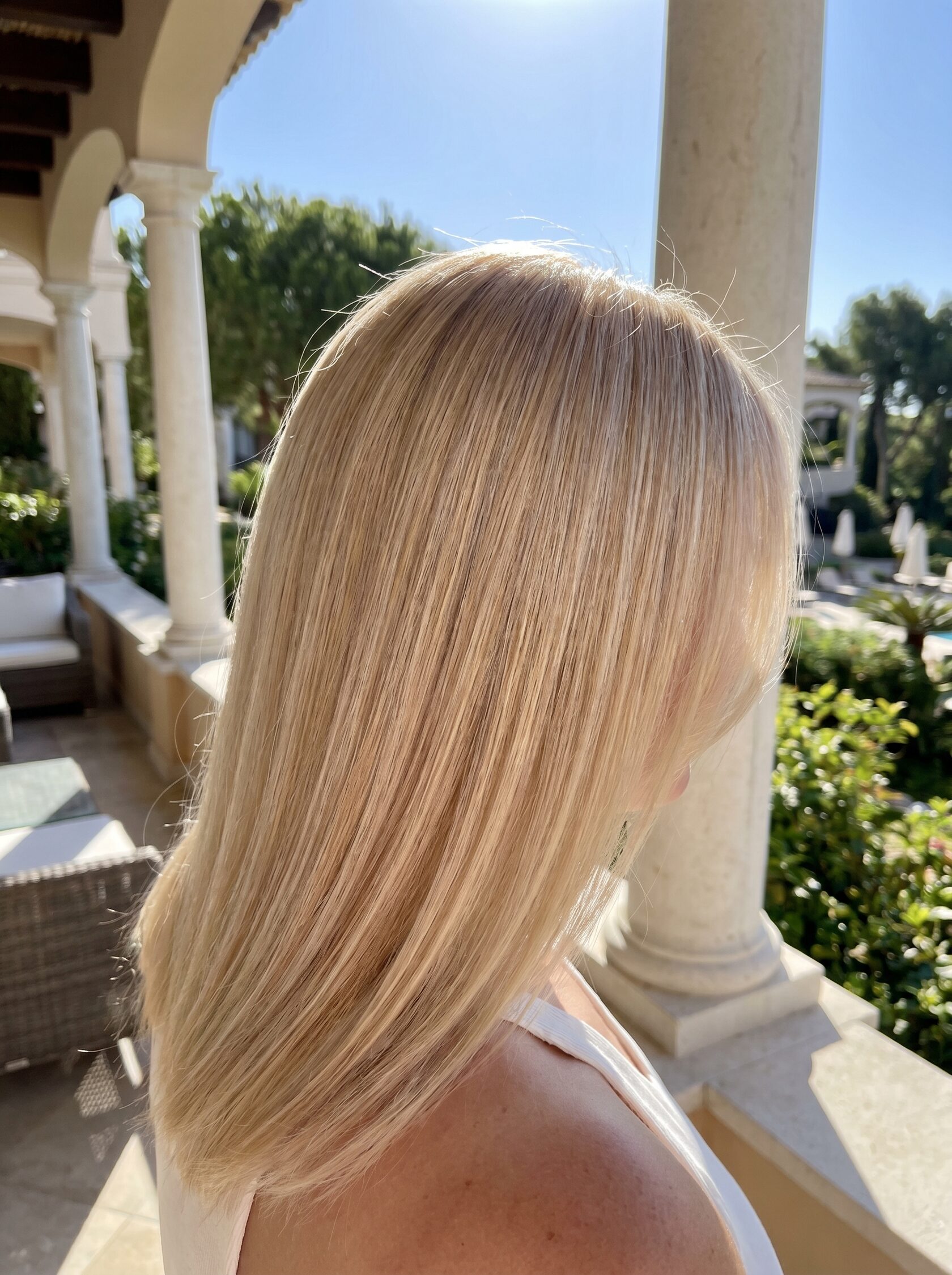 пример окрашивания в теплый блонд на прямых волосах