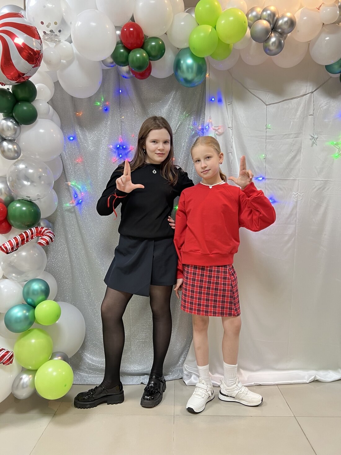 Друзья в праздничной фотозоне