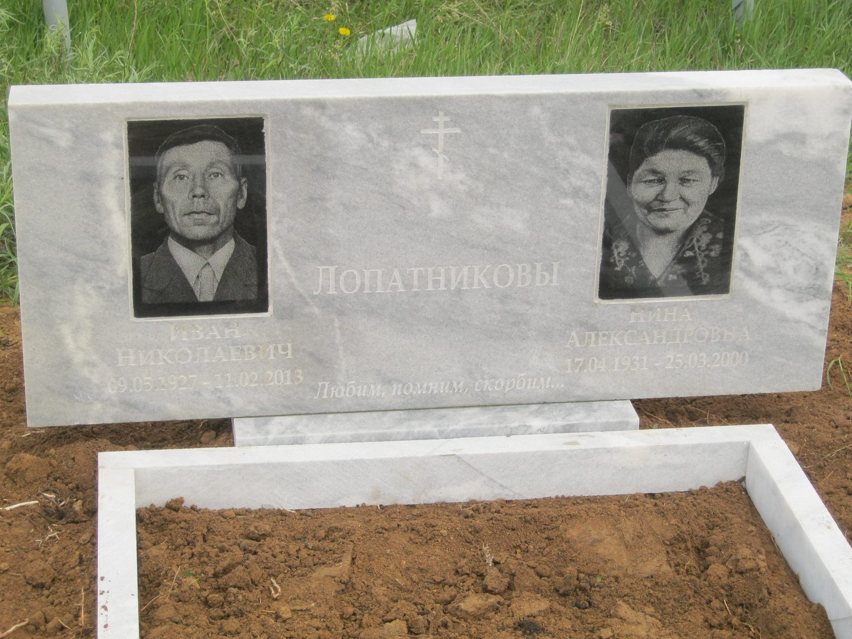 Памятник из Уфалейского мрамора с портретами на гранитных вставках, размер 1000х450х60