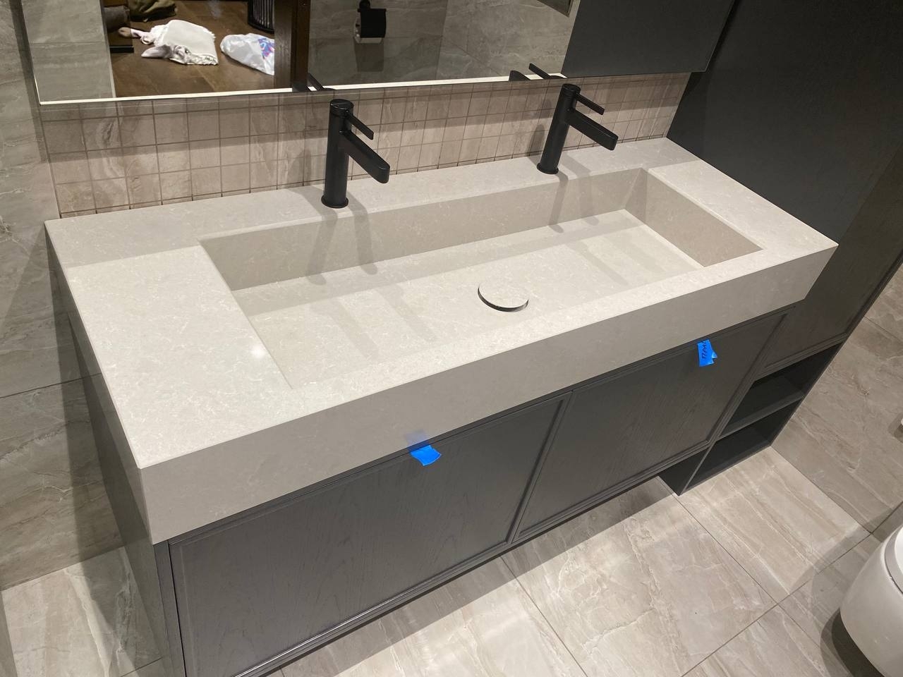 Столешница с двойной мойкой из кварцевого агломерата TechniStone Noble Ivary White