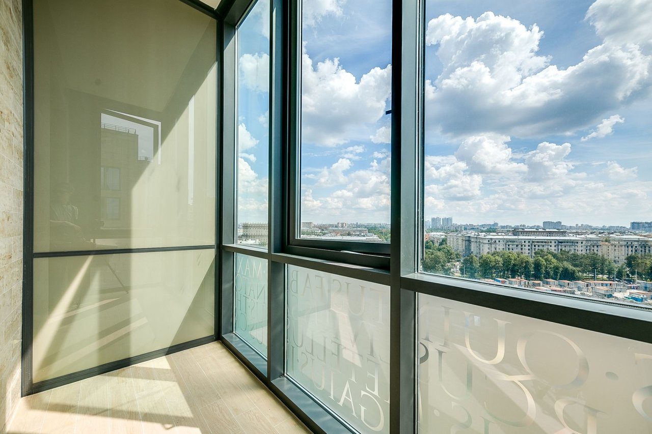 Балкон с окнами в пол дизайн фото
