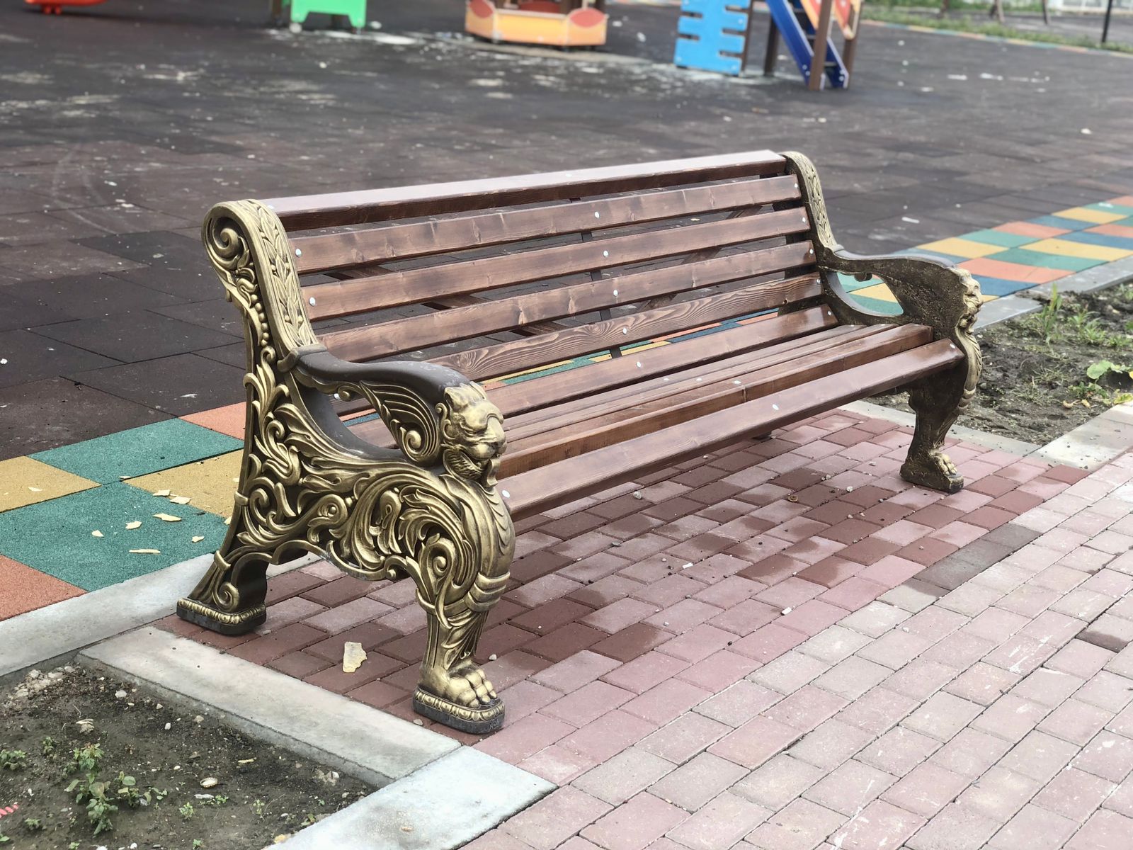 Скамейка с деревянными планками и декоративными металлическими боковинами