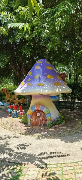Сказочный домик-гриб с фигурами гномов в Fantasy Land парка Dream World